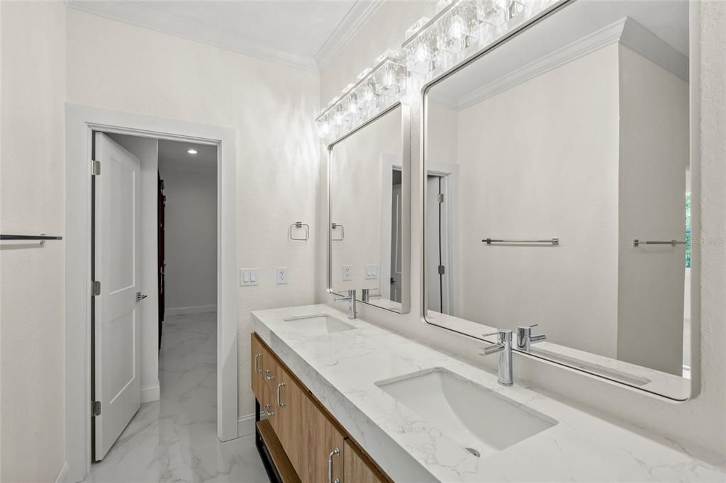 Activo con contrato: $2,999,900 (6 camas, 4 baños, 4700 Pies cuadrados)