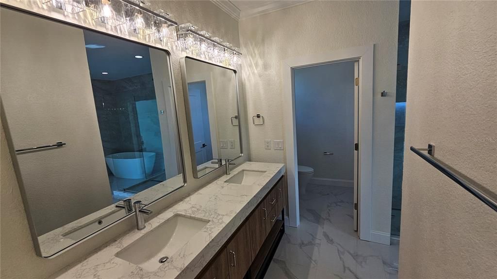 Activo con contrato: $2,999,900 (6 camas, 4 baños, 4700 Pies cuadrados)