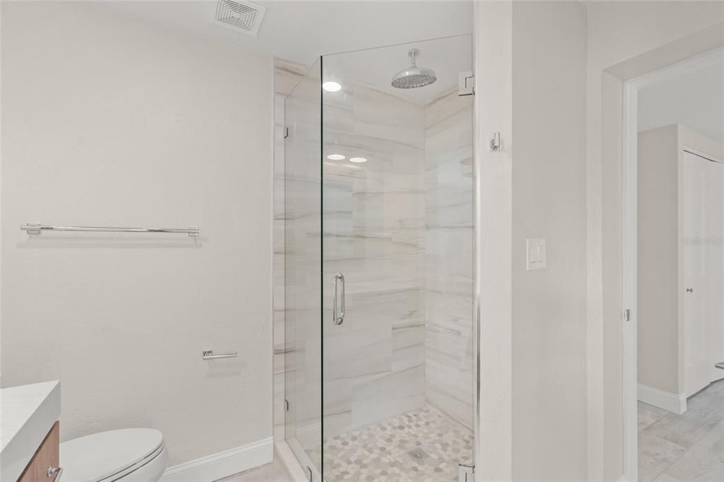 Activo con contrato: $2,999,900 (6 camas, 4 baños, 4700 Pies cuadrados)