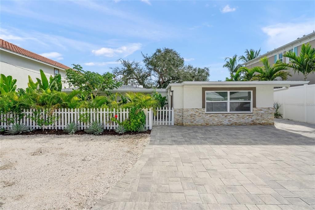 Activo con contrato: $2,999,900 (6 camas, 4 baños, 4700 Pies cuadrados)