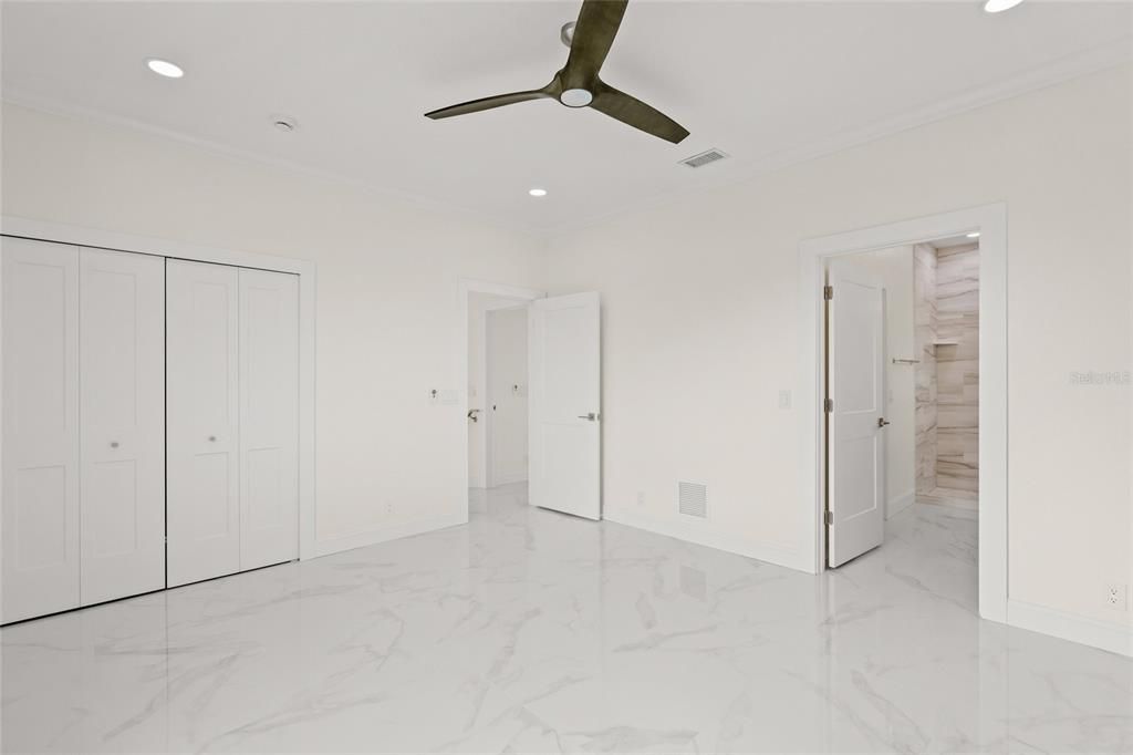 Activo con contrato: $2,999,900 (6 camas, 4 baños, 4700 Pies cuadrados)