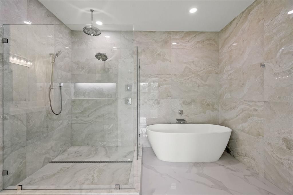Activo con contrato: $2,999,900 (6 camas, 4 baños, 4700 Pies cuadrados)