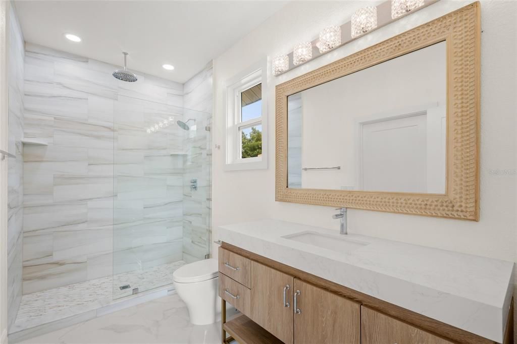 Activo con contrato: $2,999,900 (6 camas, 4 baños, 4700 Pies cuadrados)