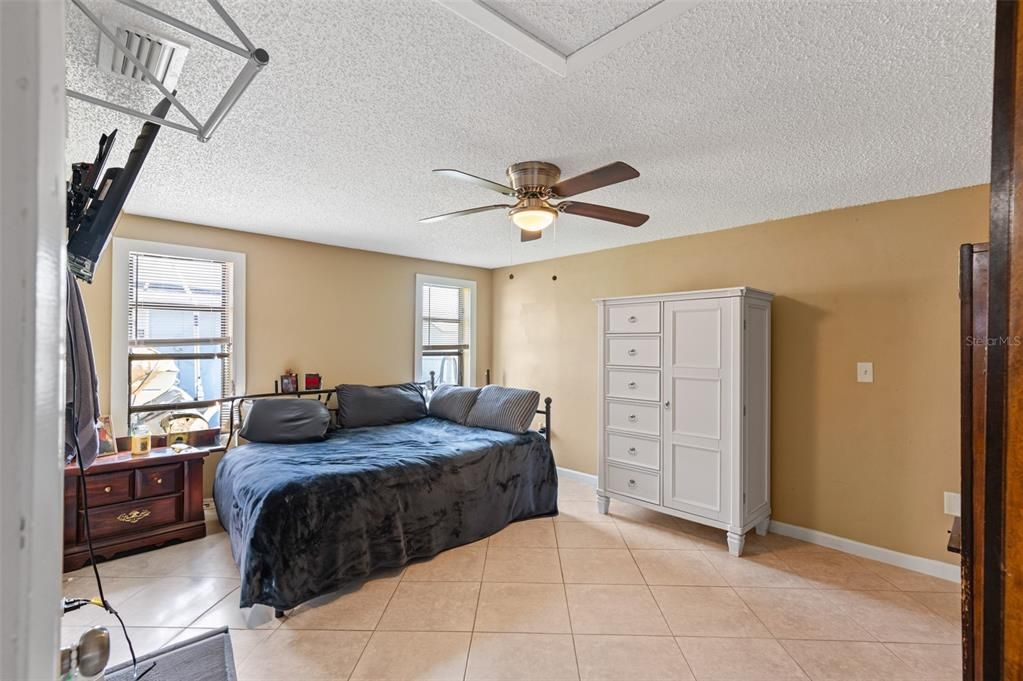 En Venta: $424,000 (4 camas, 2 baños, 2869 Pies cuadrados)