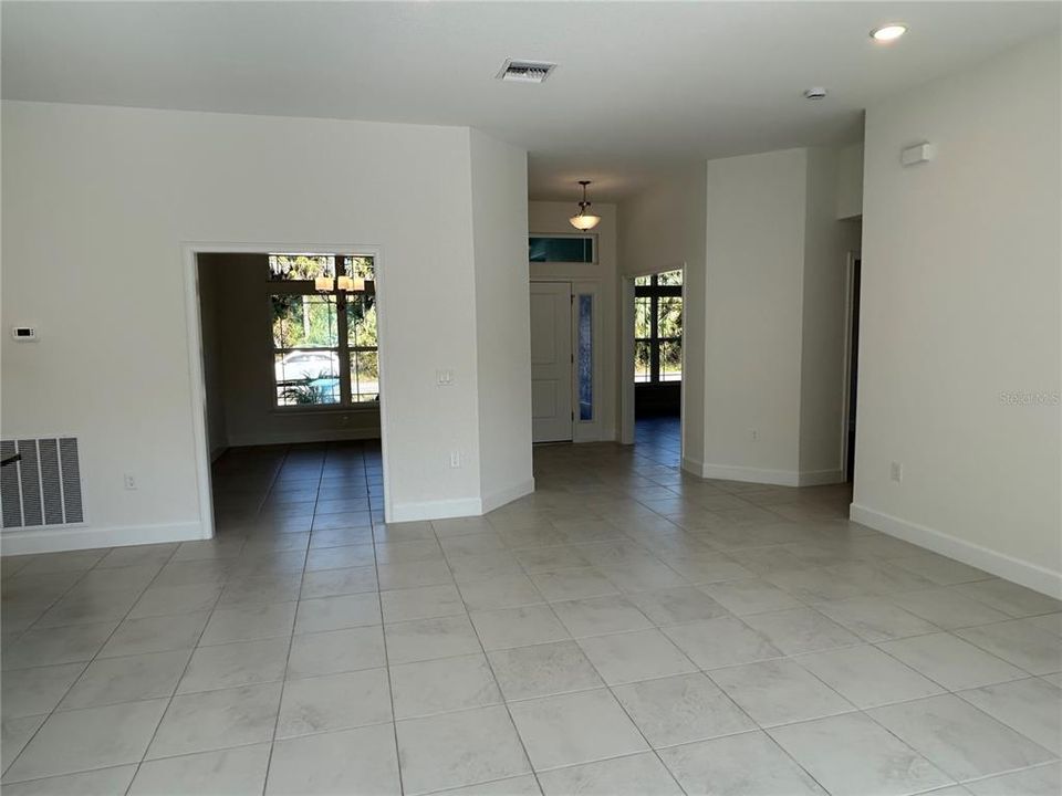 合同活跃: $351,372 (3 贝兹, 2 浴室, 2240 平方英尺)