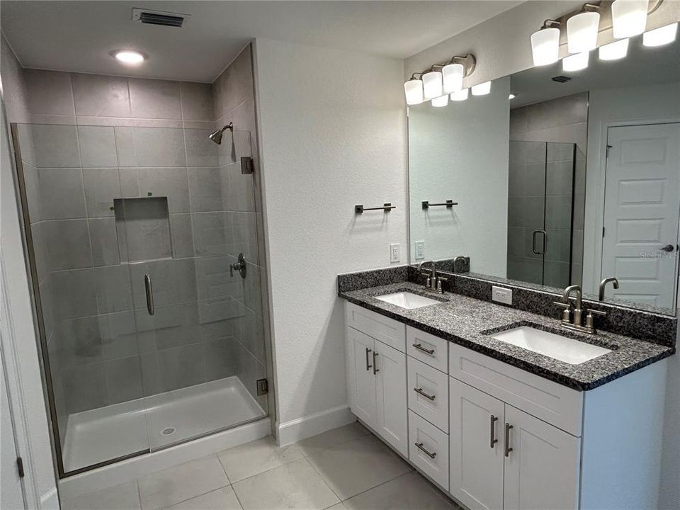 合同活跃: $351,372 (3 贝兹, 2 浴室, 2240 平方英尺)