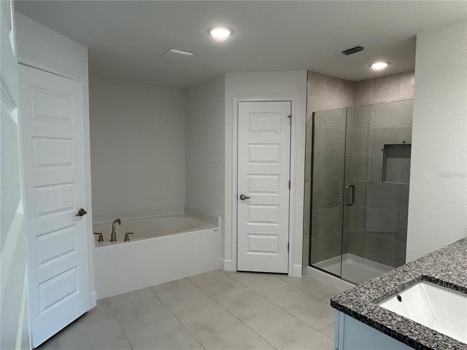 合同活跃: $351,372 (3 贝兹, 2 浴室, 2240 平方英尺)