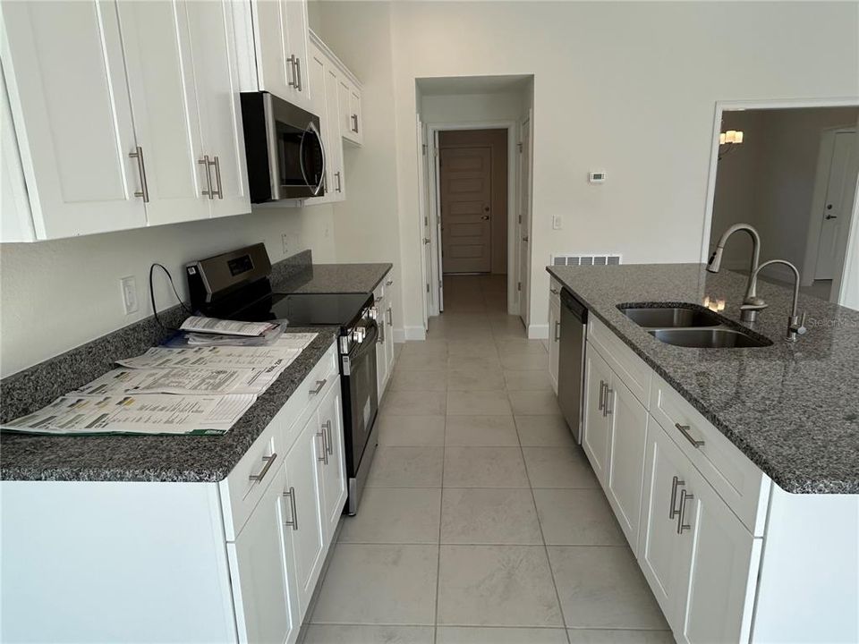 合同活跃: $351,372 (3 贝兹, 2 浴室, 2240 平方英尺)