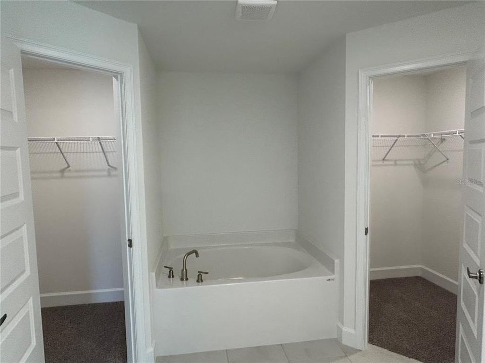 合同活跃: $351,372 (3 贝兹, 2 浴室, 2240 平方英尺)