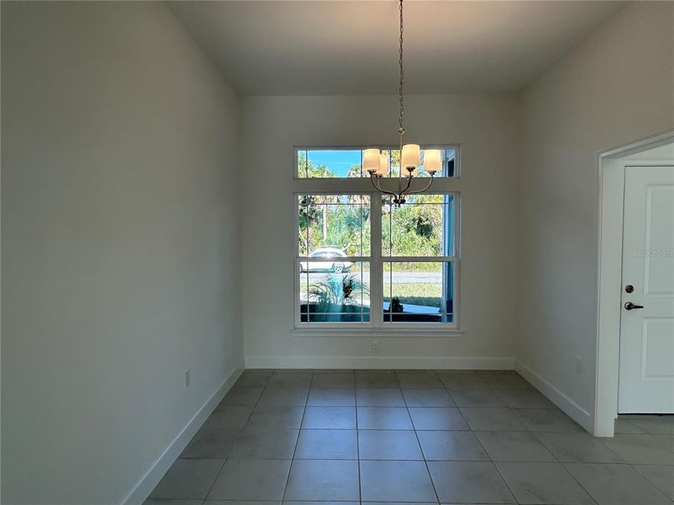 合同活跃: $351,372 (3 贝兹, 2 浴室, 2240 平方英尺)