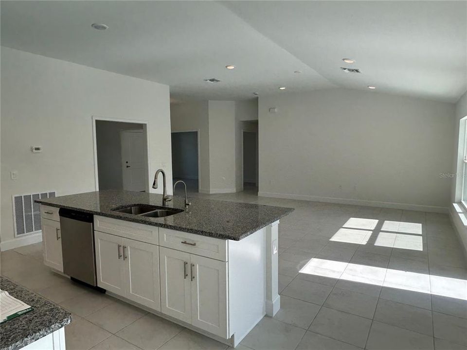 合同活跃: $351,372 (3 贝兹, 2 浴室, 2240 平方英尺)