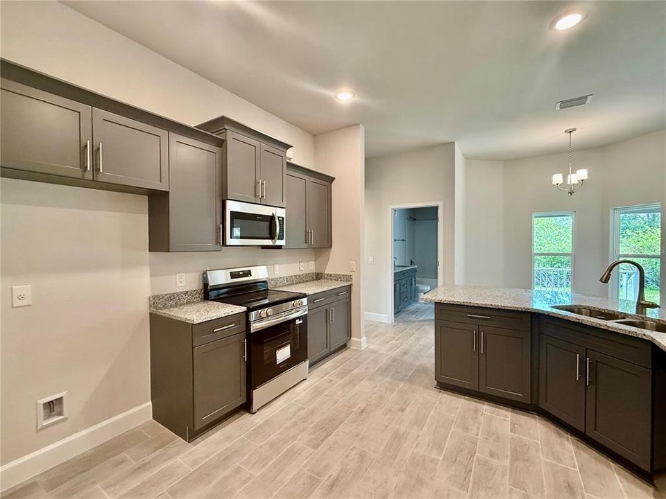 Activo con contrato: $391,400 (4 camas, 3 baños, 2265 Pies cuadrados)