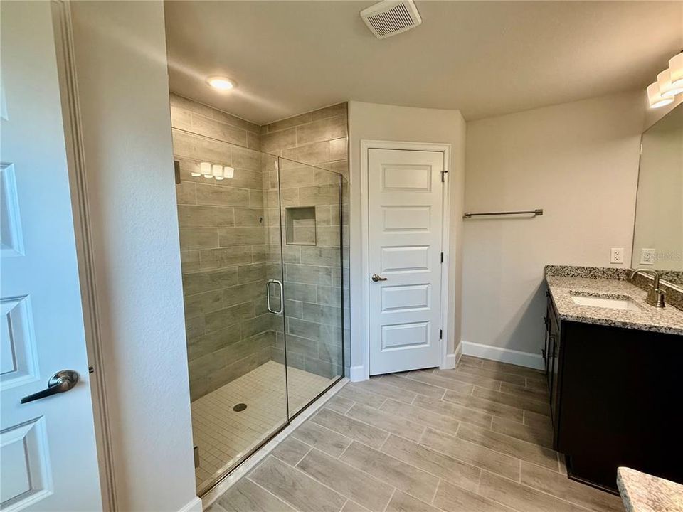 Activo con contrato: $391,400 (4 camas, 3 baños, 2265 Pies cuadrados)