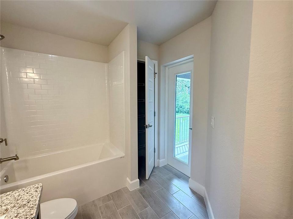 Activo con contrato: $391,400 (4 camas, 3 baños, 2265 Pies cuadrados)