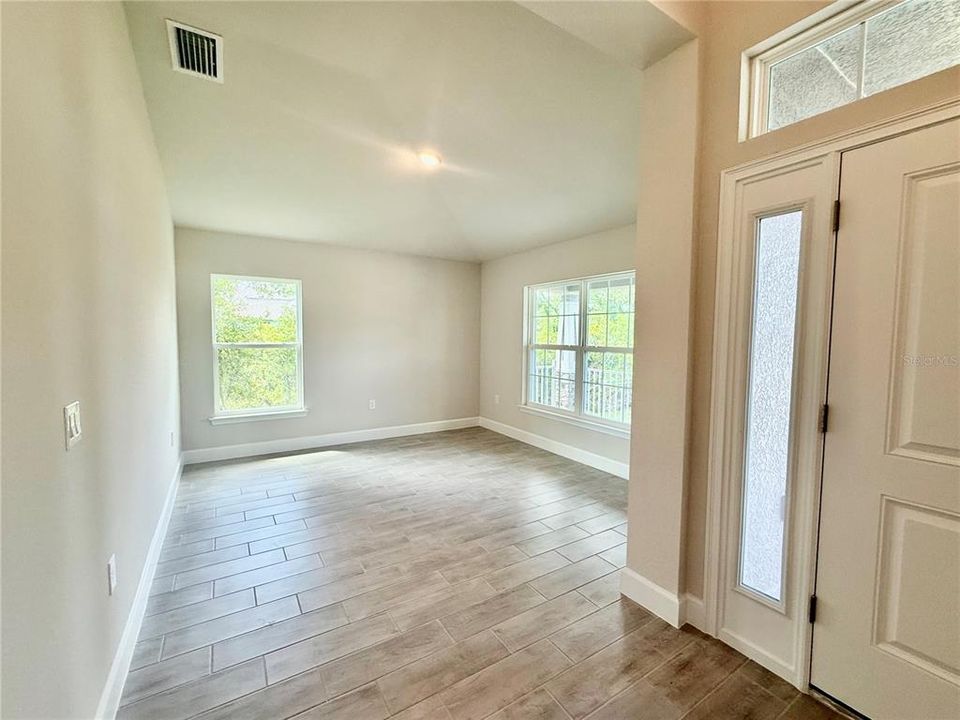 Activo con contrato: $391,400 (4 camas, 3 baños, 2265 Pies cuadrados)