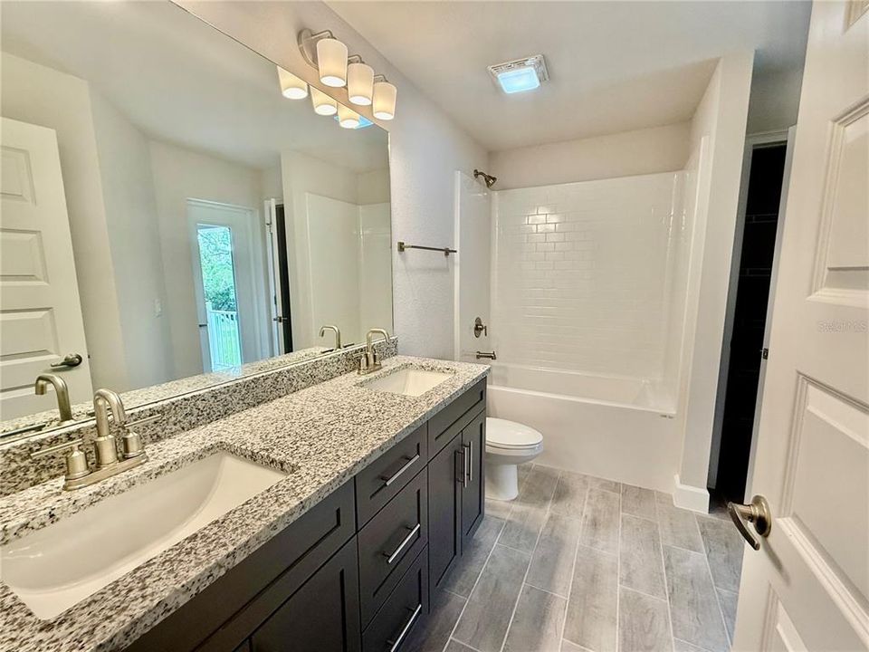 Activo con contrato: $391,400 (4 camas, 3 baños, 2265 Pies cuadrados)