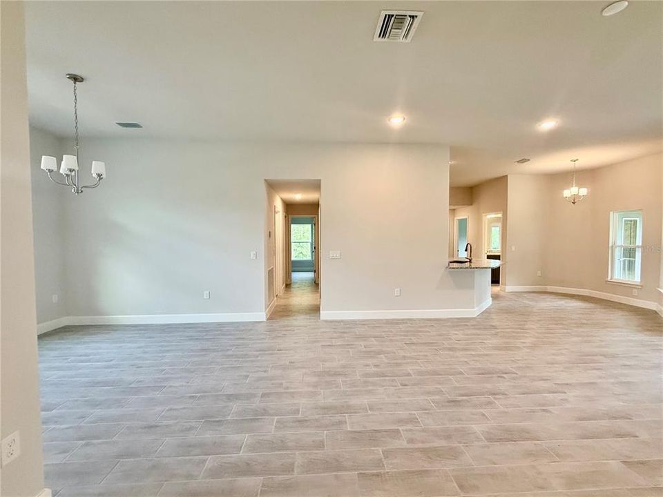 Activo con contrato: $391,400 (4 camas, 3 baños, 2265 Pies cuadrados)