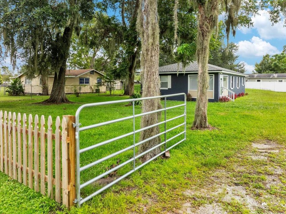 Active With Contract: $214,900 (3 beds, 1 baths, 1133 Square Feet)