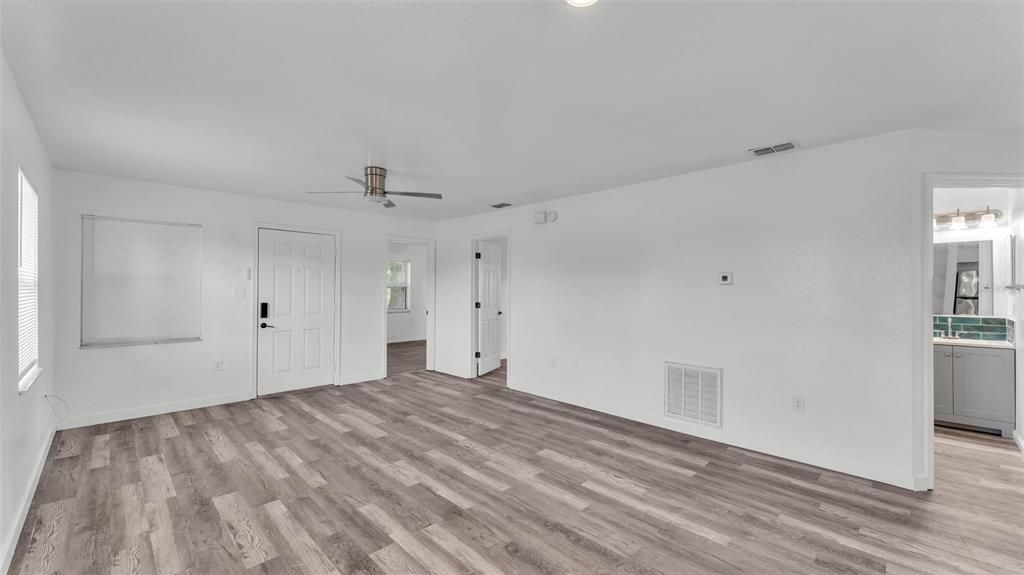 Active With Contract: $214,900 (3 beds, 1 baths, 1133 Square Feet)