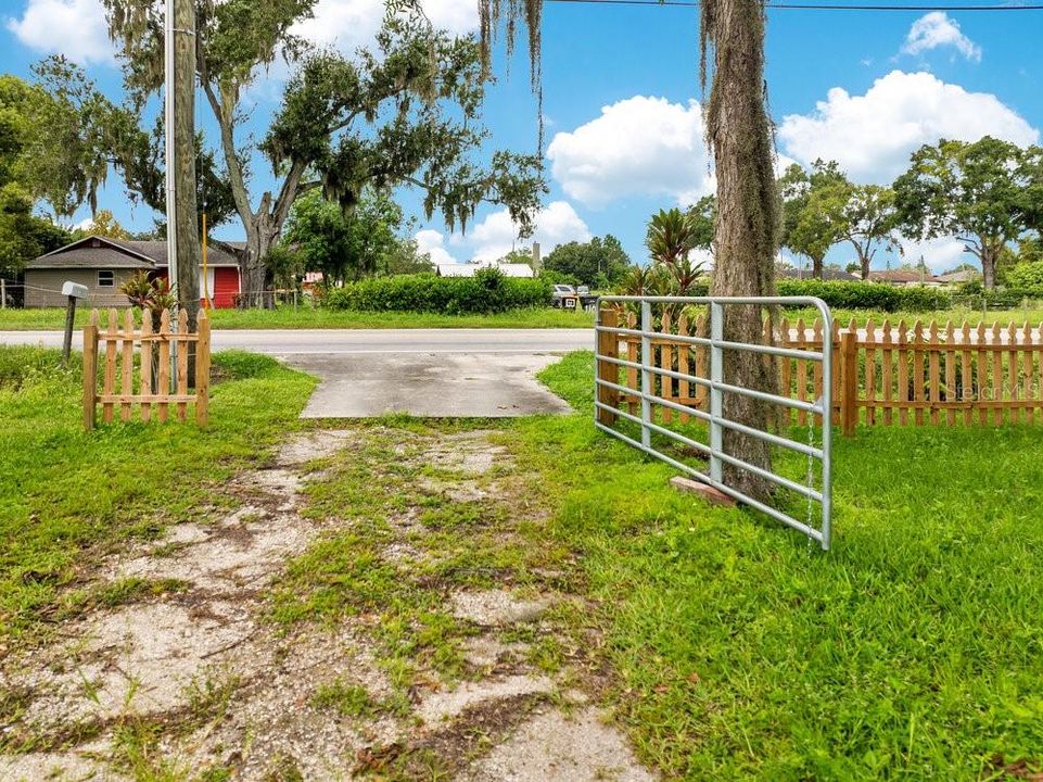 Active With Contract: $214,900 (3 beds, 1 baths, 1133 Square Feet)