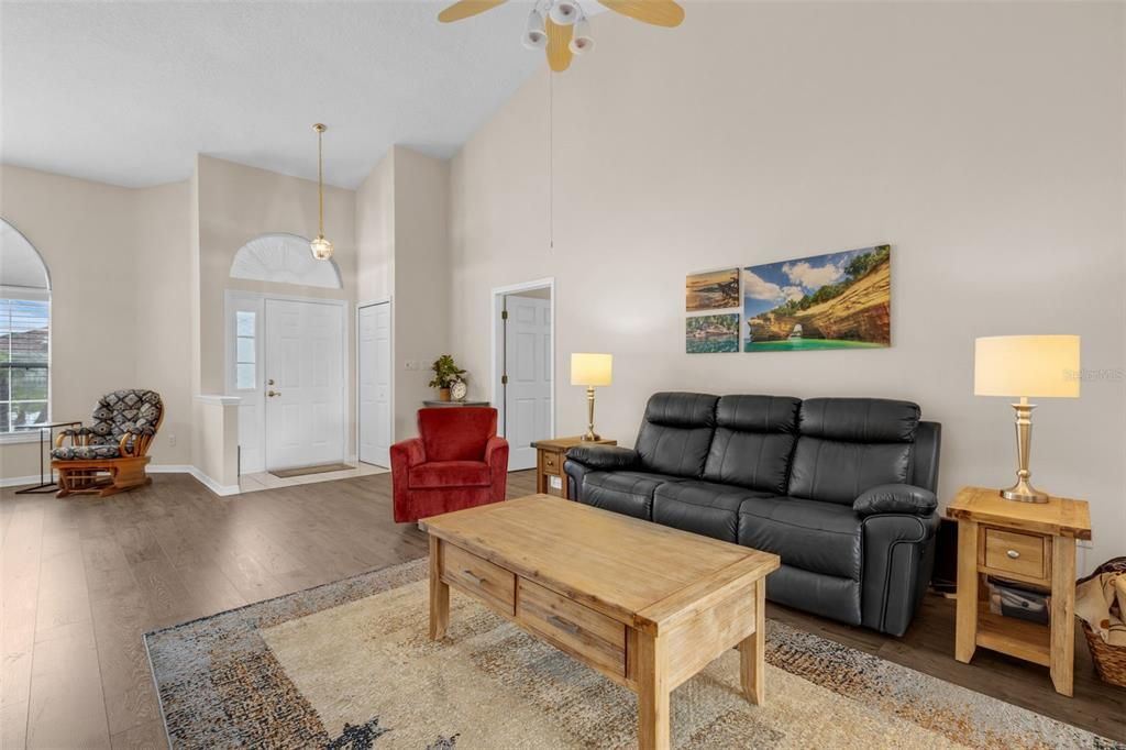 Под контрактом: $324,999 (3 спален, 2 ванн, 1882 Квадратных фут)