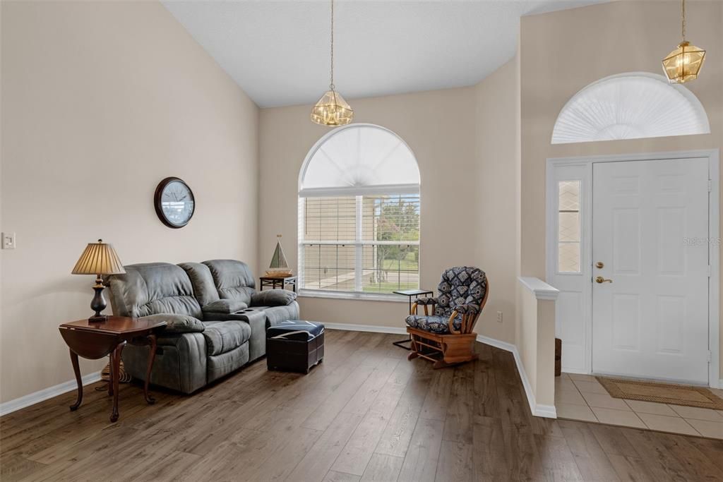 Под контрактом: $324,999 (3 спален, 2 ванн, 1882 Квадратных фут)