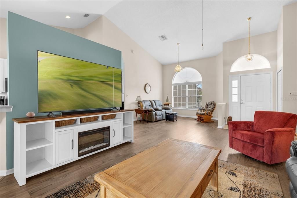 Под контрактом: $324,999 (3 спален, 2 ванн, 1882 Квадратных фут)