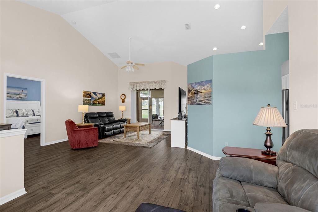 Под контрактом: $324,999 (3 спален, 2 ванн, 1882 Квадратных фут)