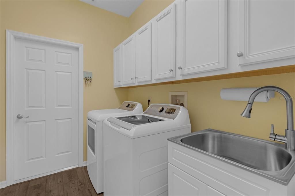 Под контрактом: $324,999 (3 спален, 2 ванн, 1882 Квадратных фут)