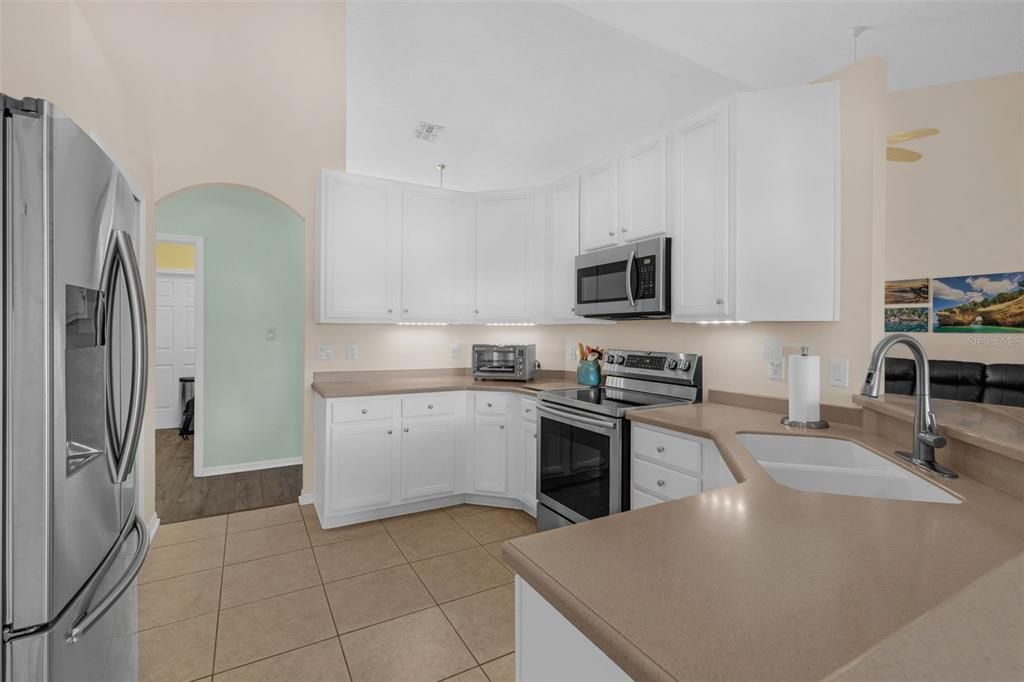 Под контрактом: $324,999 (3 спален, 2 ванн, 1882 Квадратных фут)