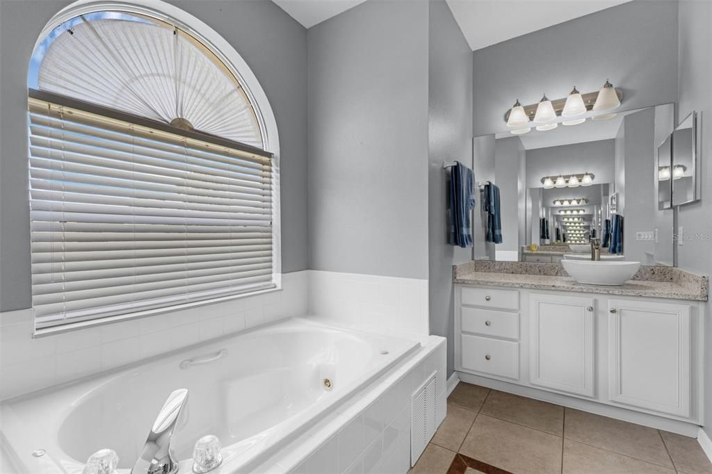 Под контрактом: $324,999 (3 спален, 2 ванн, 1882 Квадратных фут)