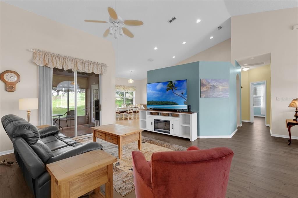 Под контрактом: $324,999 (3 спален, 2 ванн, 1882 Квадратных фут)