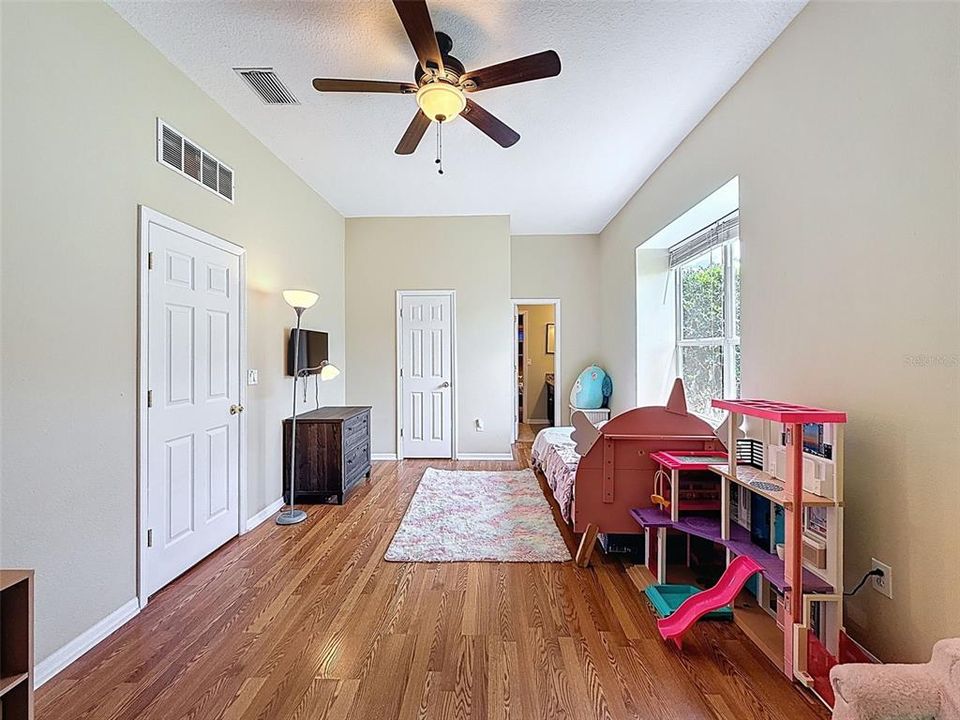 En Venta: $769,000 (4 camas, 4 baños, 4142 Pies cuadrados)