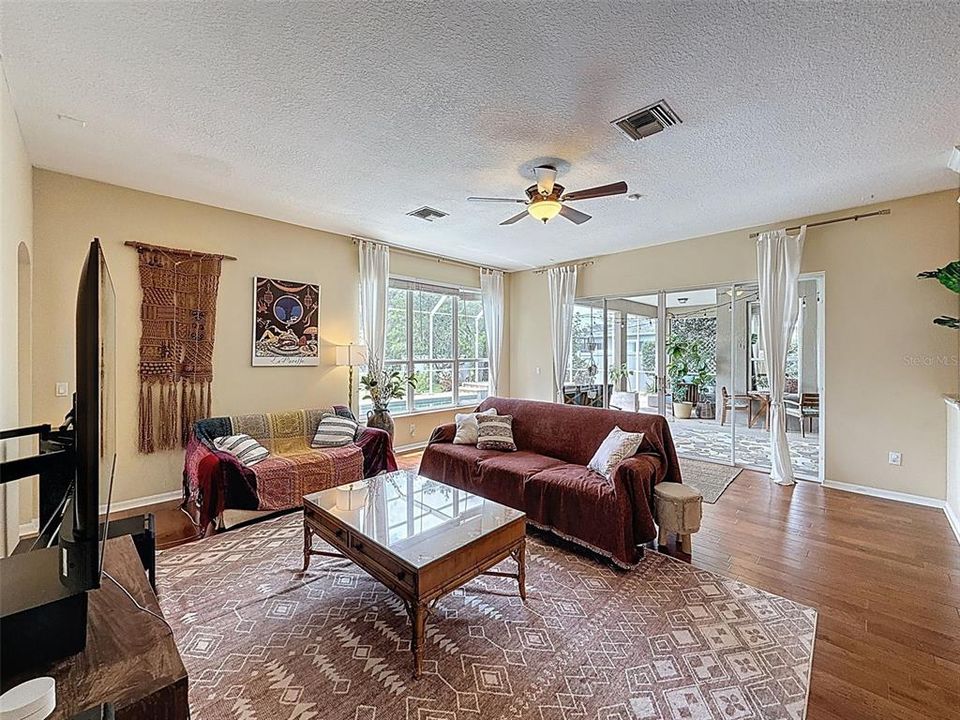 En Venta: $769,000 (4 camas, 4 baños, 4142 Pies cuadrados)