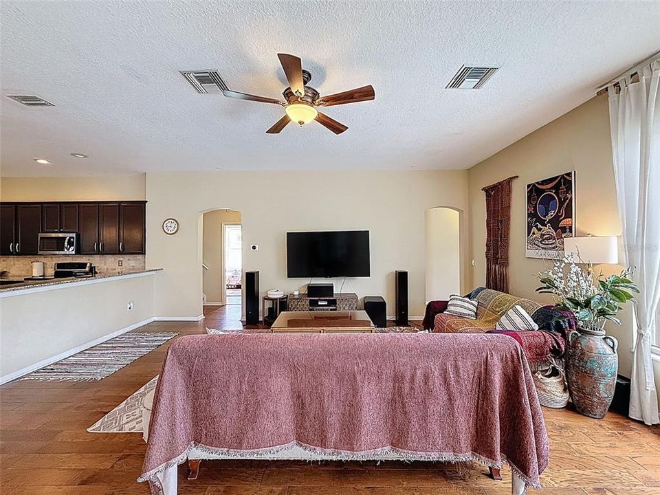 En Venta: $769,000 (4 camas, 4 baños, 4142 Pies cuadrados)