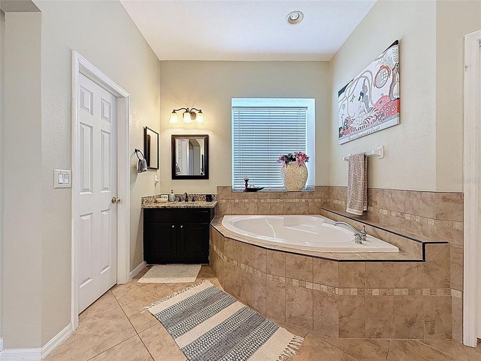 En Venta: $769,000 (4 camas, 4 baños, 4142 Pies cuadrados)