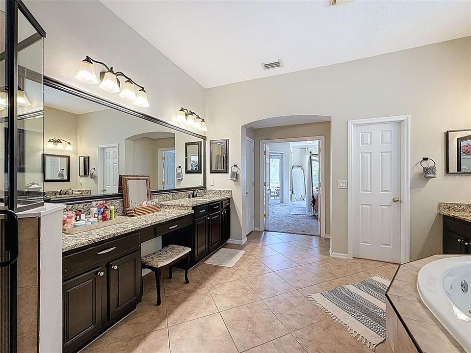 En Venta: $769,000 (4 camas, 4 baños, 4142 Pies cuadrados)