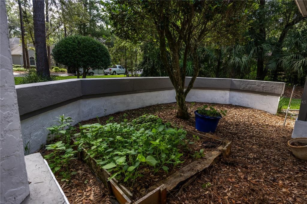 For Sale: $800,000 (6 beds, 3 baths, 4351 Square Feet)