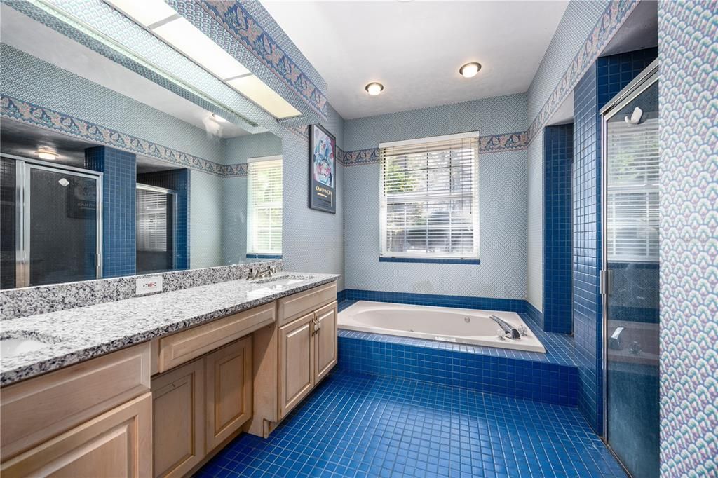 For Sale: $800,000 (6 beds, 3 baths, 4351 Square Feet)