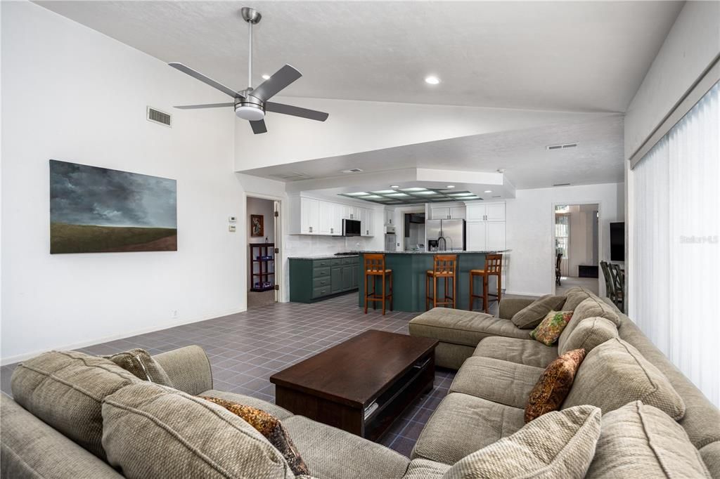 For Sale: $800,000 (6 beds, 3 baths, 4351 Square Feet)