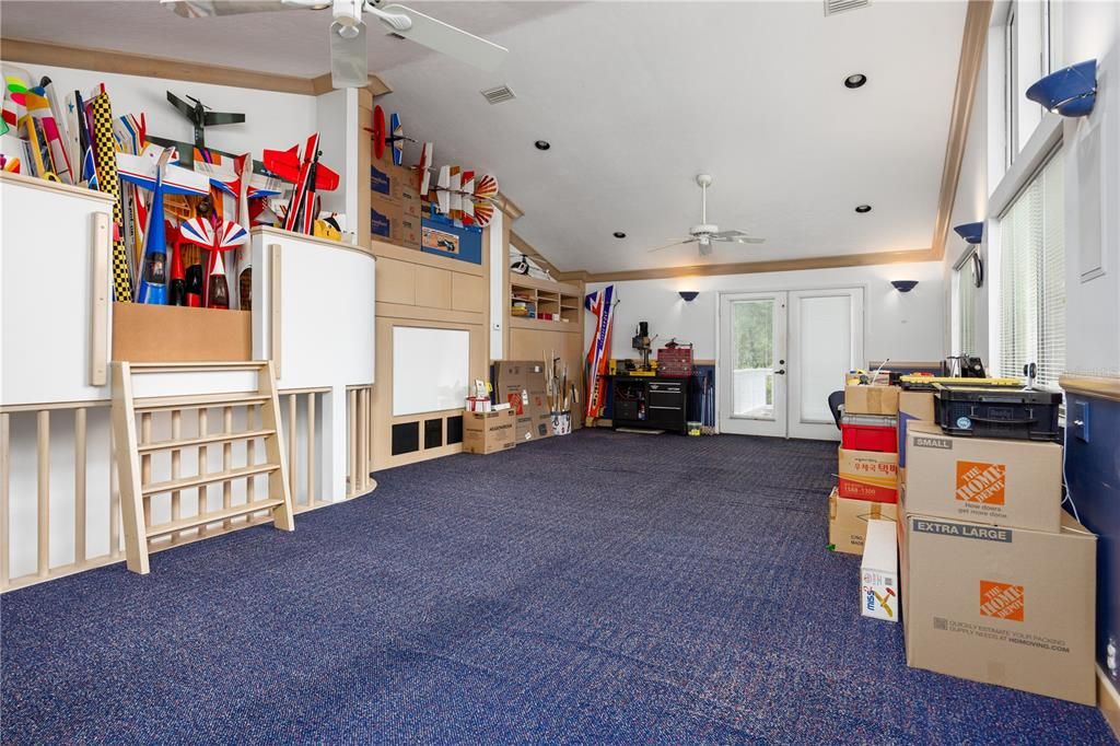 For Sale: $800,000 (6 beds, 3 baths, 4351 Square Feet)