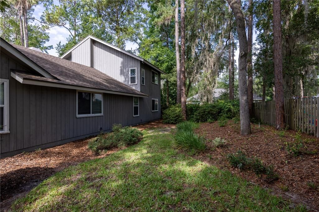 For Sale: $800,000 (6 beds, 3 baths, 4351 Square Feet)