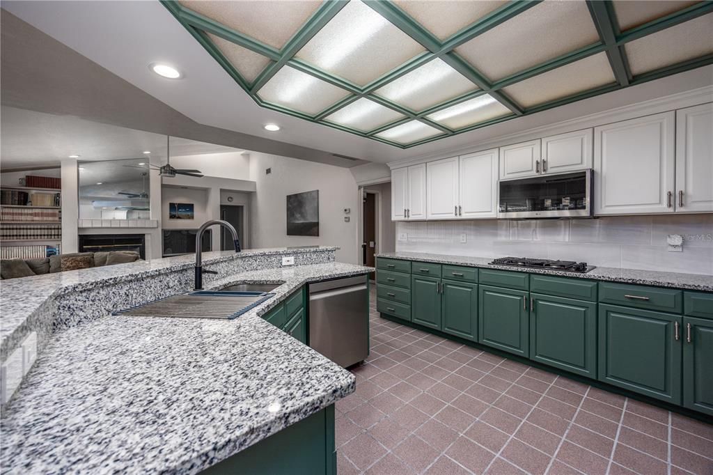 For Sale: $800,000 (6 beds, 3 baths, 4351 Square Feet)