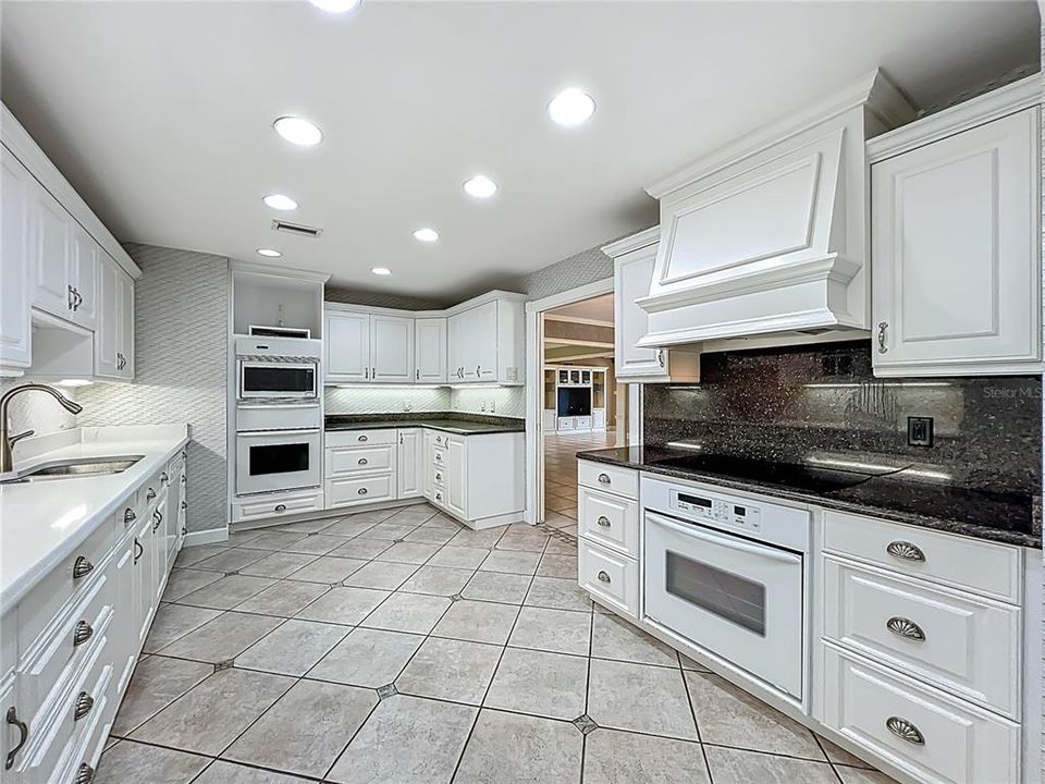 En Venta: $1,125,000 (4 camas, 3 baños, 2924 Pies cuadrados)