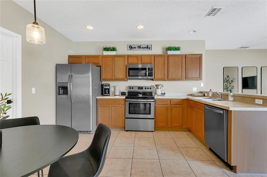 Под контрактом: $275,000 (4 спален, 2 ванн, 1744 Квадратных фут)