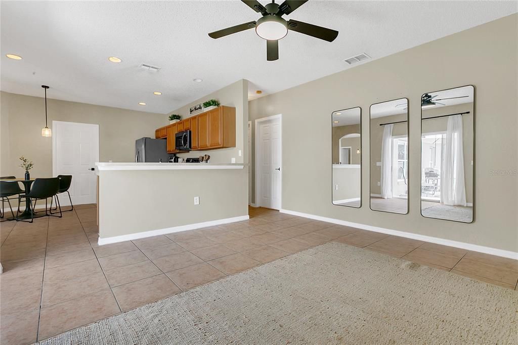 Под контрактом: $275,000 (4 спален, 2 ванн, 1744 Квадратных фут)