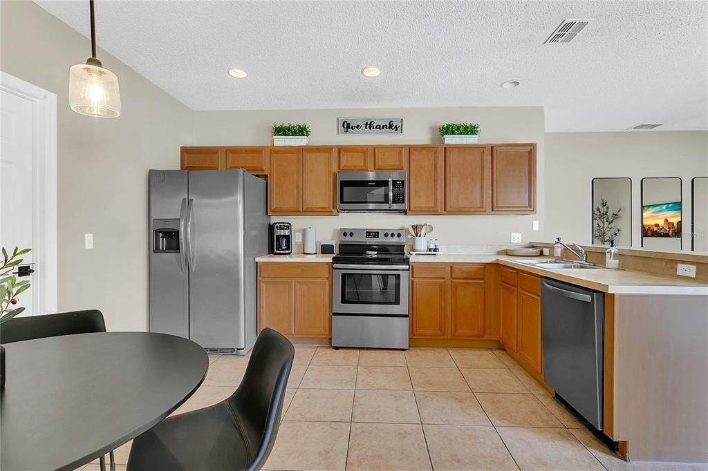 Под контрактом: $275,000 (4 спален, 2 ванн, 1744 Квадратных фут)