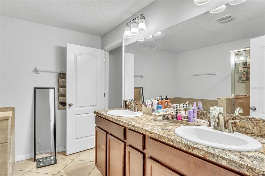 На продажу: $425,000 (4 спален, 2 ванн, 2445 Квадратных фут)