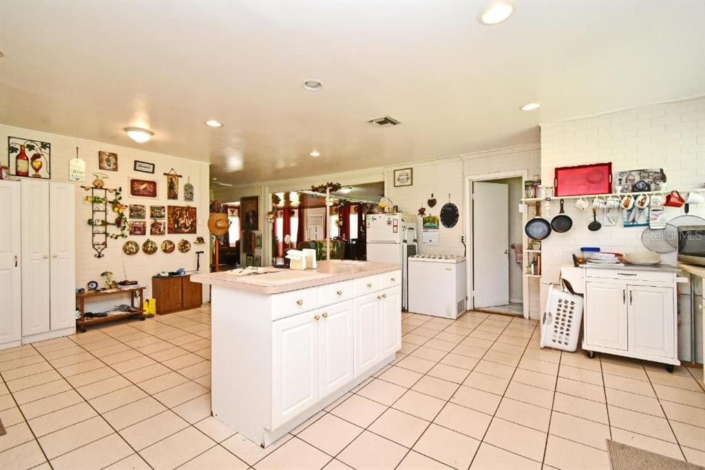 На продажу: $395,000 (3 спален, 1 ванн, 2000 Квадратных фут)