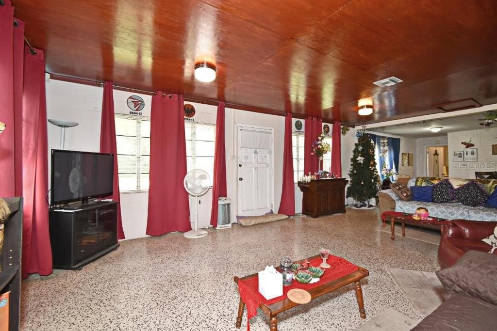 На продажу: $395,000 (3 спален, 1 ванн, 2000 Квадратных фут)